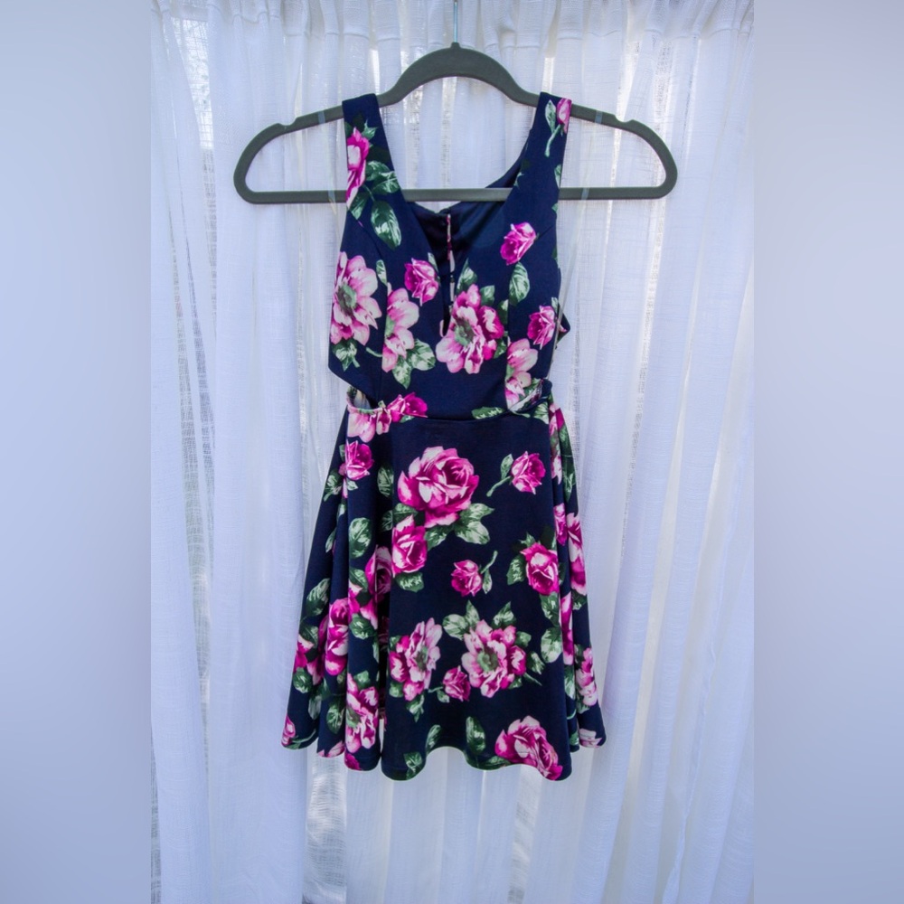 Windsor - NWOT - Navy/Pink Floral Formal Dress with Waist/Back Cut-Outs - Small